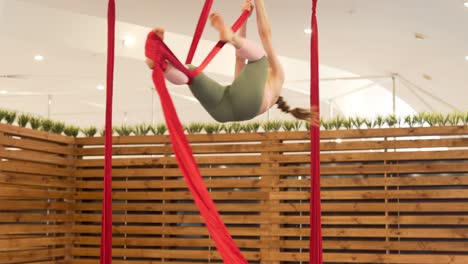 volar yoga en un gimnasio