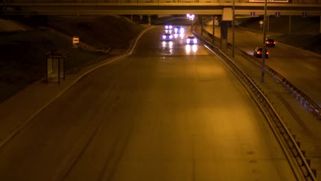 vista nocturna de la autopista con vehículos y paso elevado
