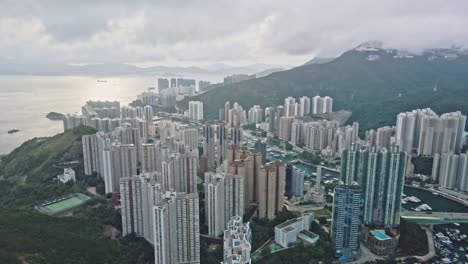 Vista-Aérea-Panorámica-De-La-Ciudad-China-De-Aberdeen,-Hong-Kong-Bajo-La-Gran-Luz-Del-Sol