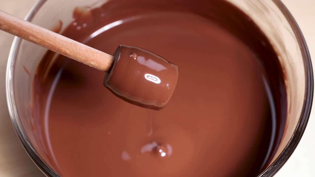 agitación de chocolate derretido cremoso en un cuenco