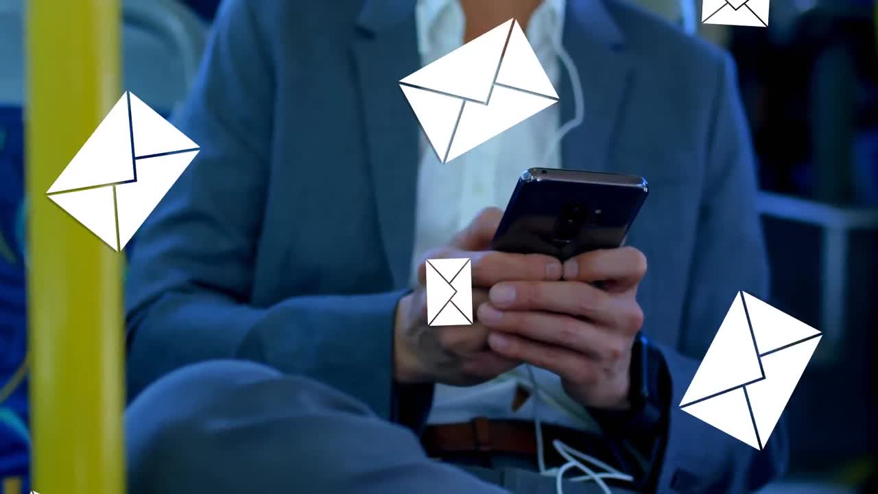 hombre de negocios enviando mensajes de texto en el autobús