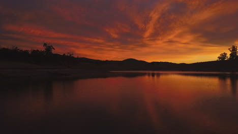 Impresionante-épico-Increíble-Amanecer-Atardecer-Lago-Jindabyne-Drone-Australia-Colorido-Todavía-Pacífico-Drone-3-Por-Taylor-Brant-Película