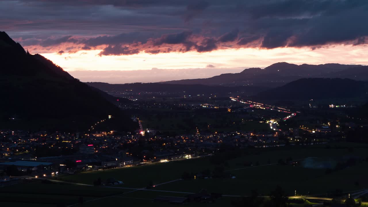 Timelapse notturno, fuochi d'artificio che celebrano l'anniversario dell'indipendenza della Svizzera