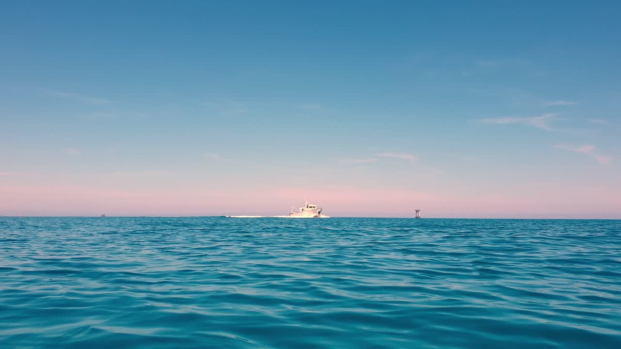 열린 푸른 바다에서 모터 보트를 향해 항해