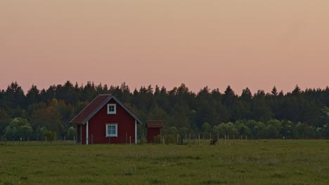 Hermosa-Casa-De-Campo-Con-Bosque-De-Fondo-Durante-La-Puesta-De-Sol-Del-Solsticio-De-Verano