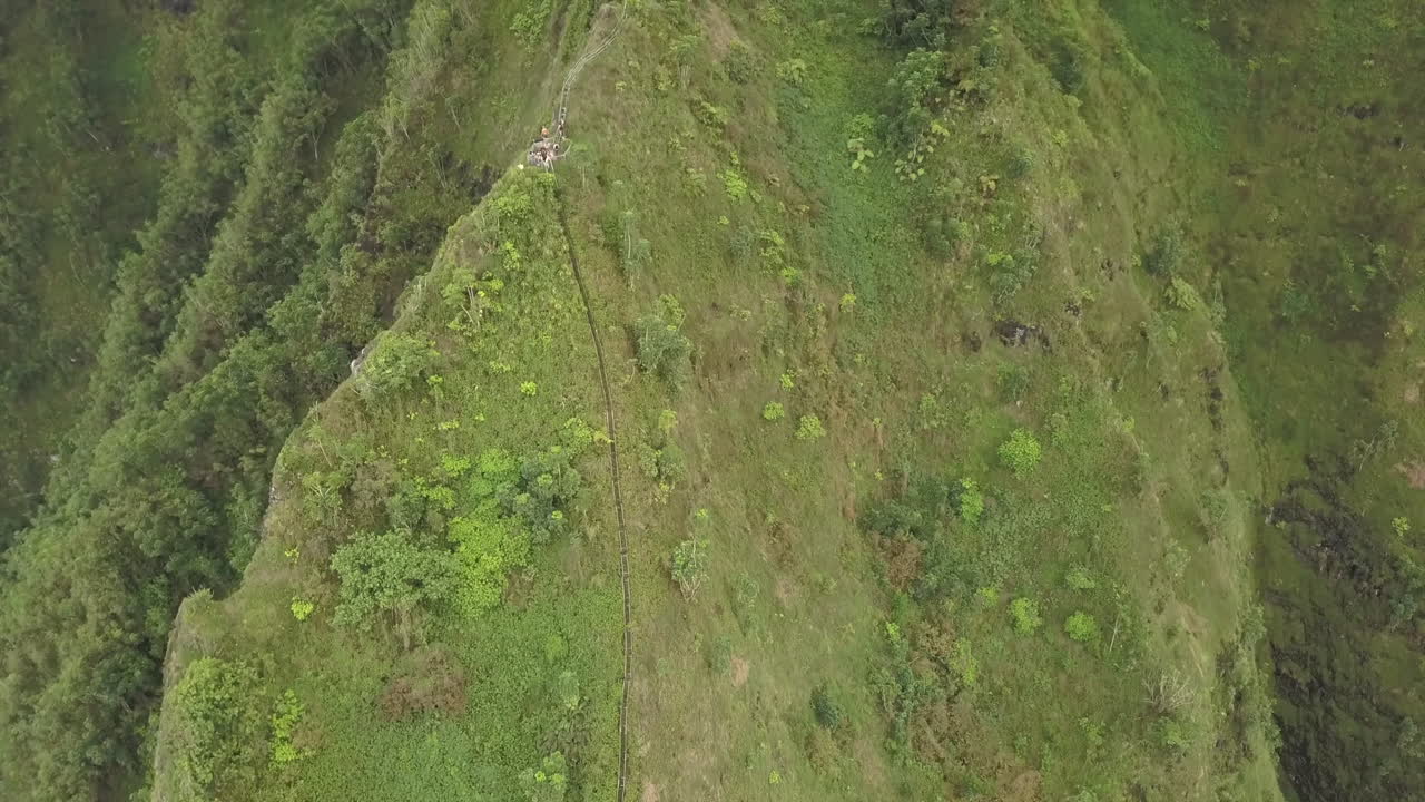 vuelo aéreo: empinadas escaleras verdes de haiku en oahu hasta la primera parada de descanso