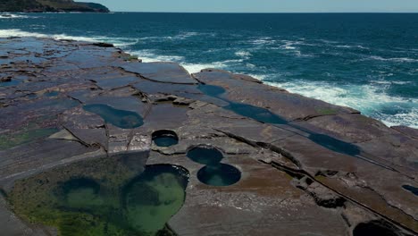 figura ocho piscinas en el parque nacional real de sydney cerca de la playa de palmas ardientes, australia