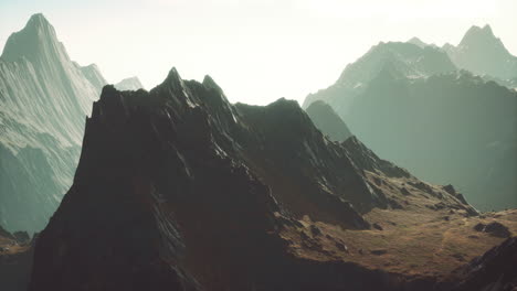 Rocas-Cubiertas-De-Hierba-Bajo-Un-Cielo-Nublado