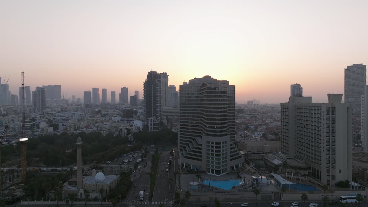 costa de tel aviv al amanecer con hermosas aguas tranquilas del mar mediterráneo, hoteles frente al mar y luz solar