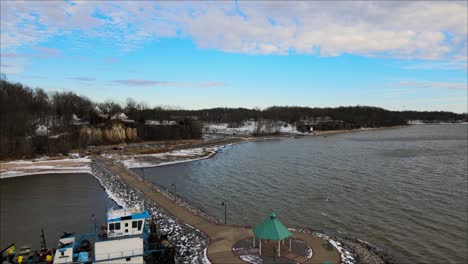 Fliegen-über-Den-Pavillon-Und-Ein-Schlepper-Entlang-Des-Jetti-Am-Leuchtturm,-Der-Auf-Dem-Kentucky-Lake-Landet