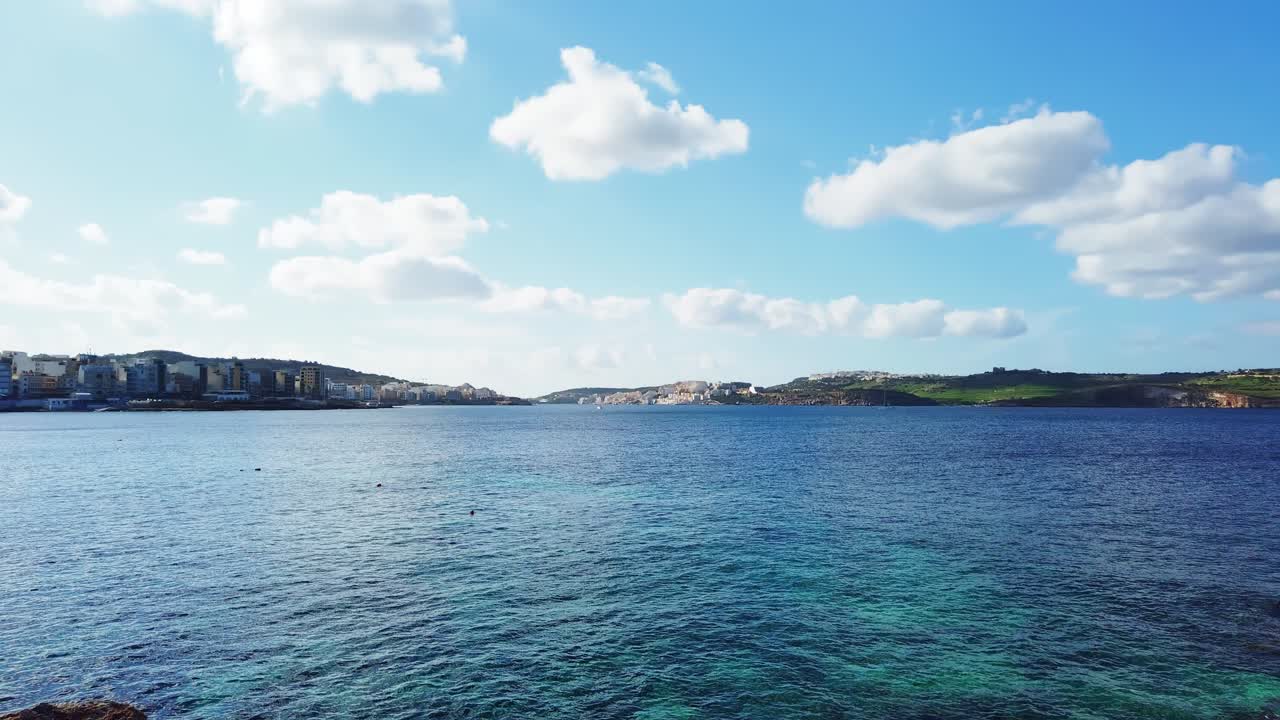 몰타의 타임랩스 비디오, 만과 바다 전망이 있는 부기바, 배경에 있는 주변 마을