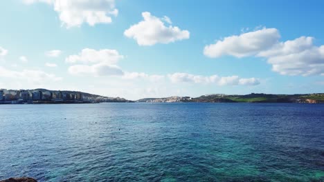 Zeitraffervideo-Aus-Malta,-Bugibba-Mit-Blick-Auf-Die-Bucht-Und-Das-Meer-Und-Die-Umliegenden-Städte-Im-Hintergrund