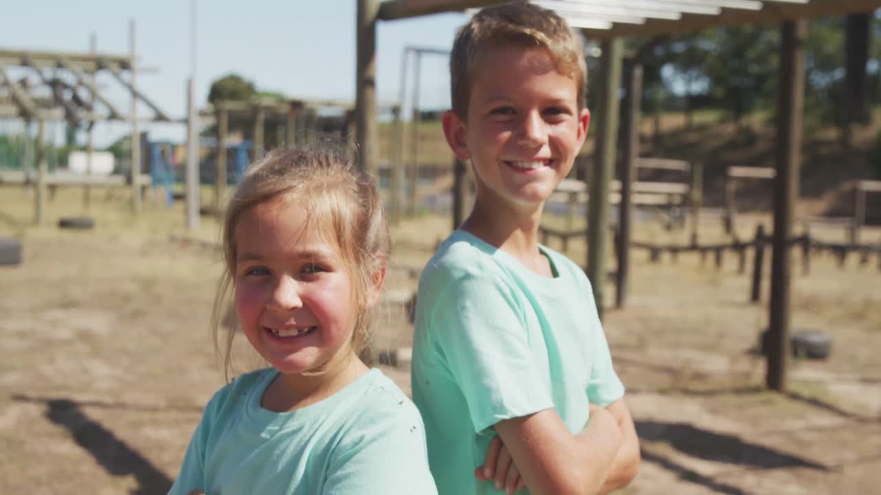 백인 소년과 소녀가 훈련 캠프에서 즐거운 시간을 보내고,