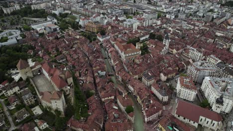 Castillo-Del-Casco-Antiguo,-Annecy,-Francia---Vista-Aérea-Del-Paisaje-De-Drones