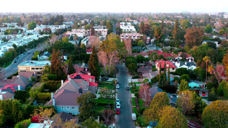 pintoresca zona de los ángeles con bonitas casas