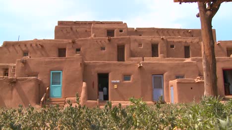 Native-Americans-at-the-Taos-pueblo-New-Mexico