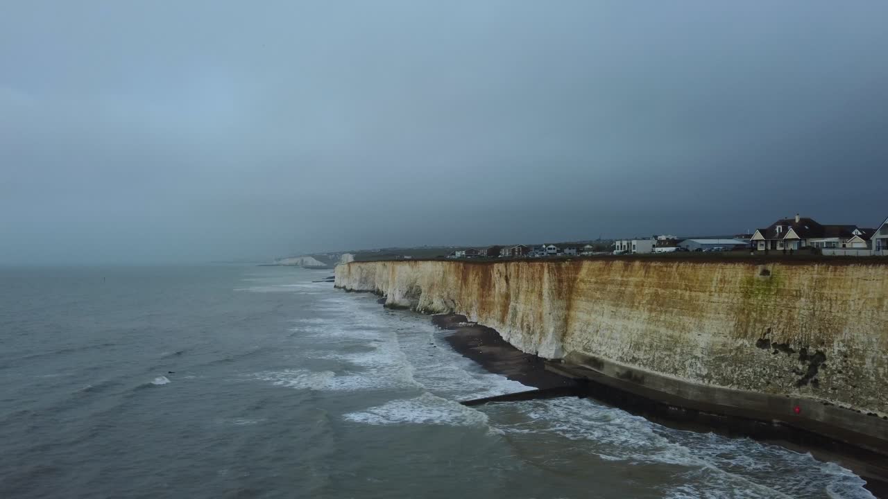 영국 브라이튼 해안의 바다와 절벽 위의 폭풍우 치는 짙은 회색 구름