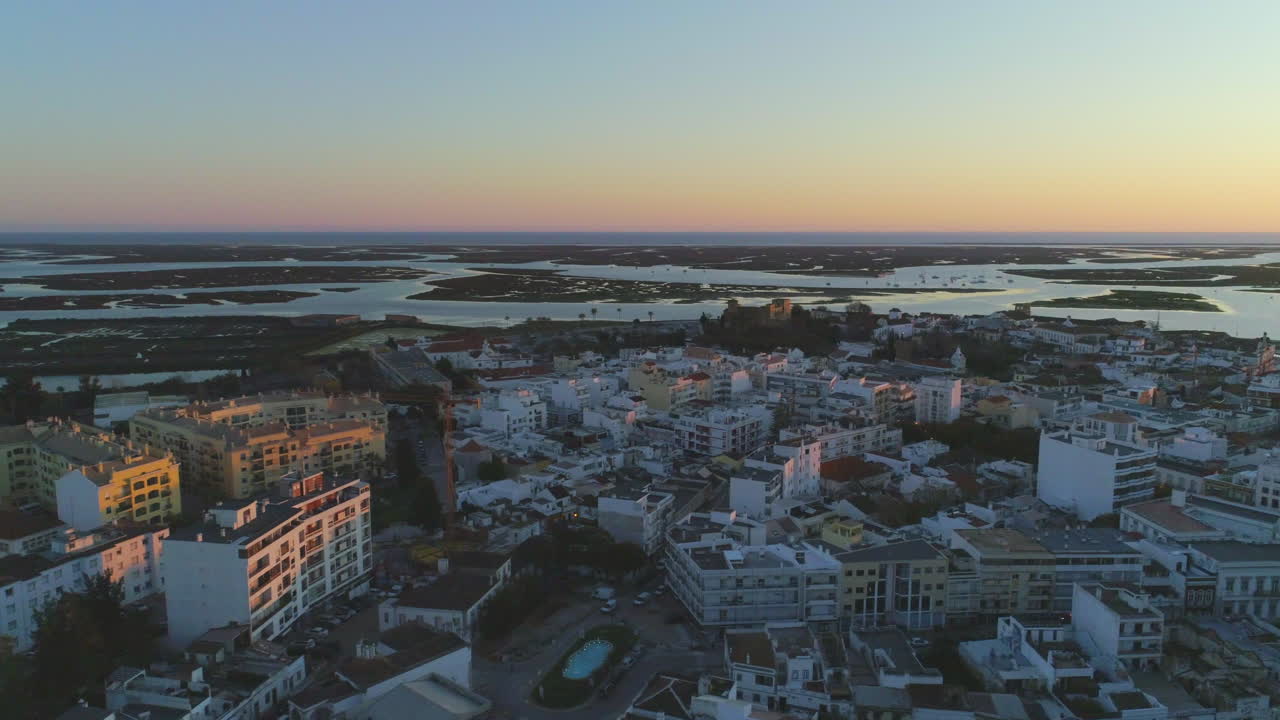 Veduta aerea all'ora d'oro dello skyline della città di Faro, Algarve, e dell'area costiera