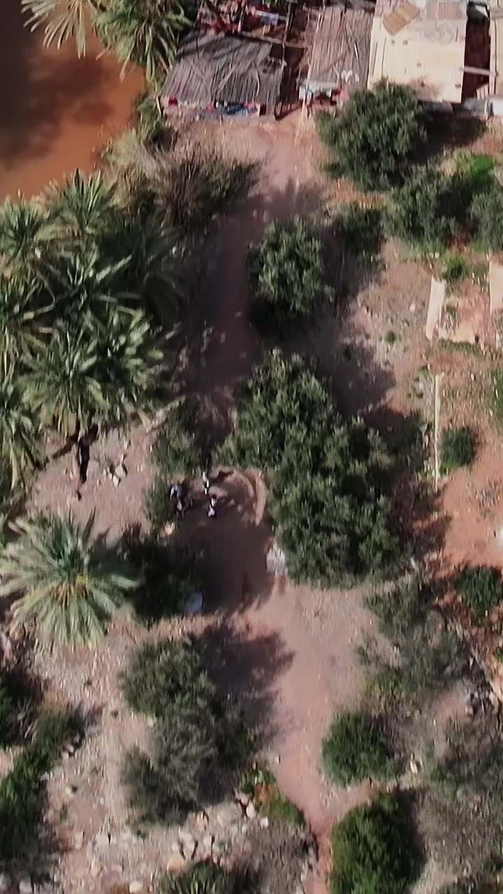 Vista aerea di paesaggio roccioso e fiume in Marocco durante il giorno.