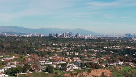 Schwenk-Nach-Links-Drohnenaufnahme-Von-Hollywood-Und-Los-Angeles-Aus-Der-Ferne