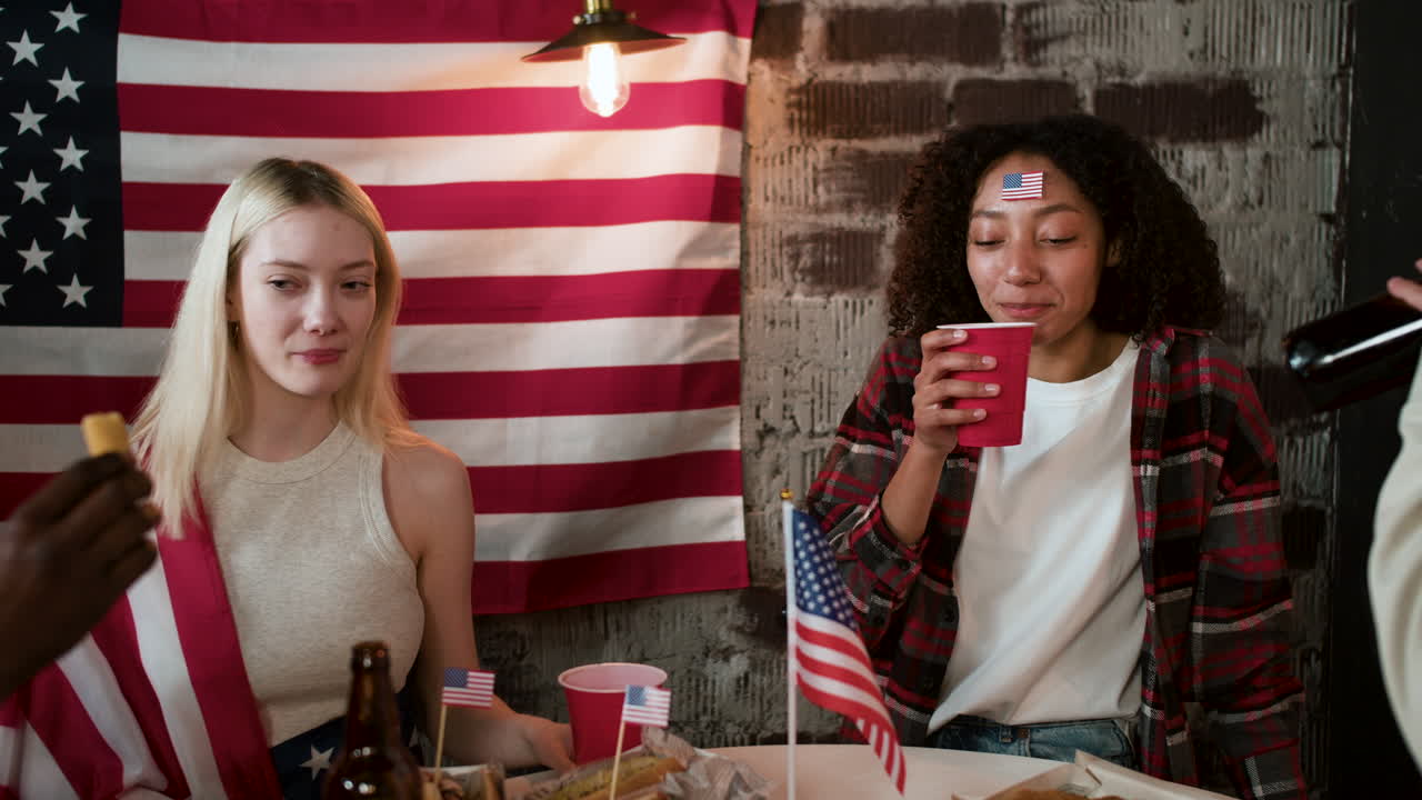 друзья празднуют 4 июля.