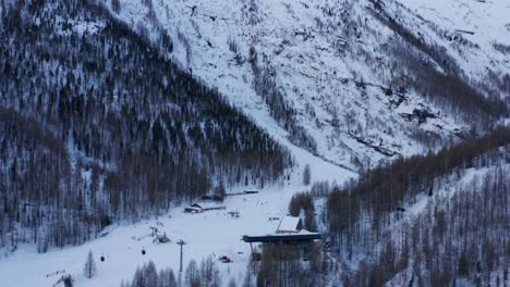 Inclínese-Hacia-Los-Remontes-En-La-Estación-De-Esquí-Cubierta-De-Nieve