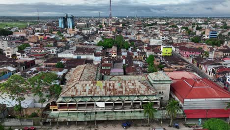vista aérea de iquitos, perú, también conocida como la capital de la amazonía peruana
