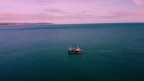 Ein-Drohnenschuss,-Der-Am-18.-Ein-Fischerboot-Umkreiste