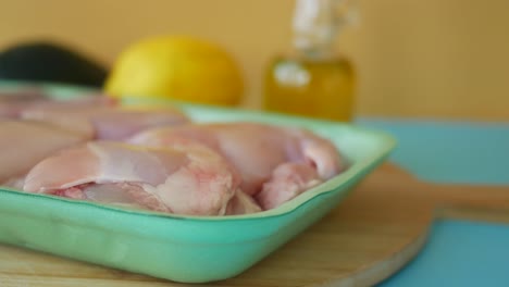 muslos de pollo crudos listos para cocinar
