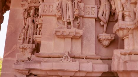 Hindu-Gott-Einzigartiges-Idol-Gravierte-Kunst-Auf-Tempelwand-Aus-Flachem-Winkel-Am-Morgen