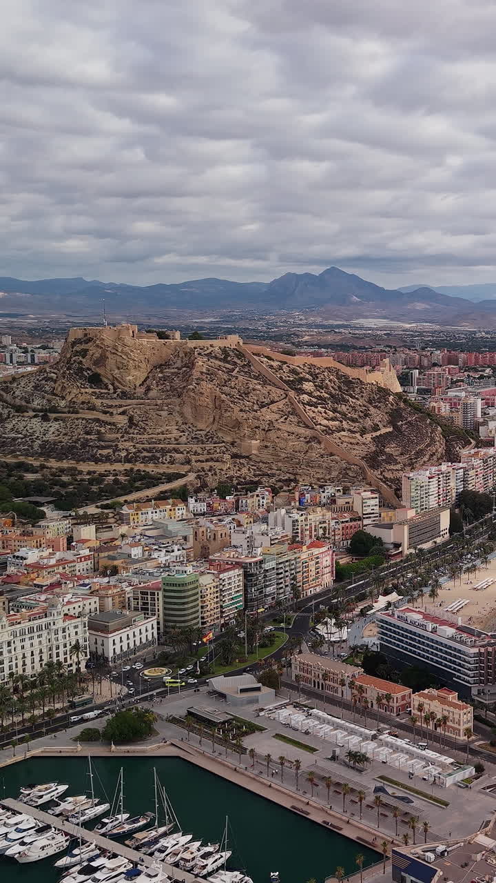 Vista aerea del Castello di Santa Barbara e dello skyline della città di Alicante sulla Costa Blanca, Spagna
