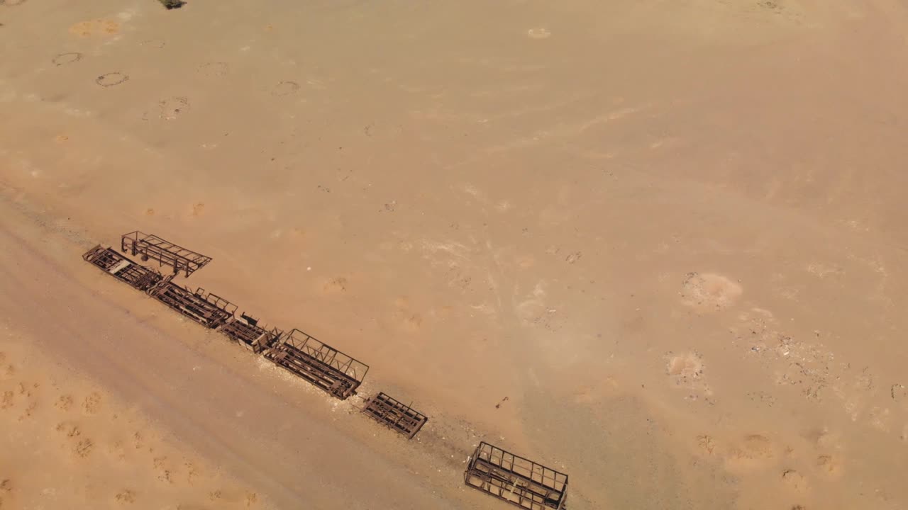 메디나 근처의 사우디 아라비아 사막에 있는 오스만 시대의 오래된 버려진 헤자즈 열차 잔해