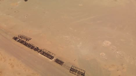 viejos restos abandonados de trenes de hejaz de la era otomana en el desierto de arabia saudita cerca de medina
