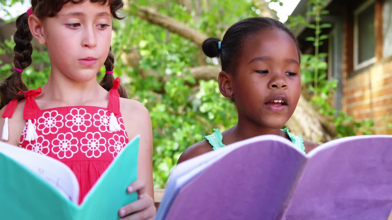 Studentesse che leggono libri nel campus della scuola.
