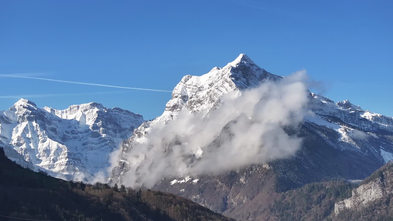 tomada en órbita de montañas nevadas con hermosas nubes en amden, suiza