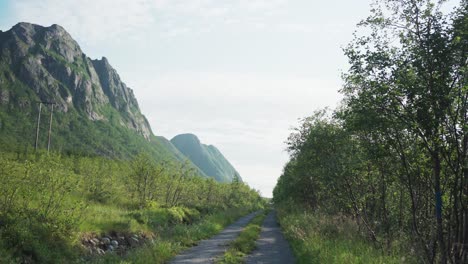 Straße-Und-Berge-In-Der-Nähe-Des-Weilers-Grunnfarnes-In-Torsken,-Norwegen