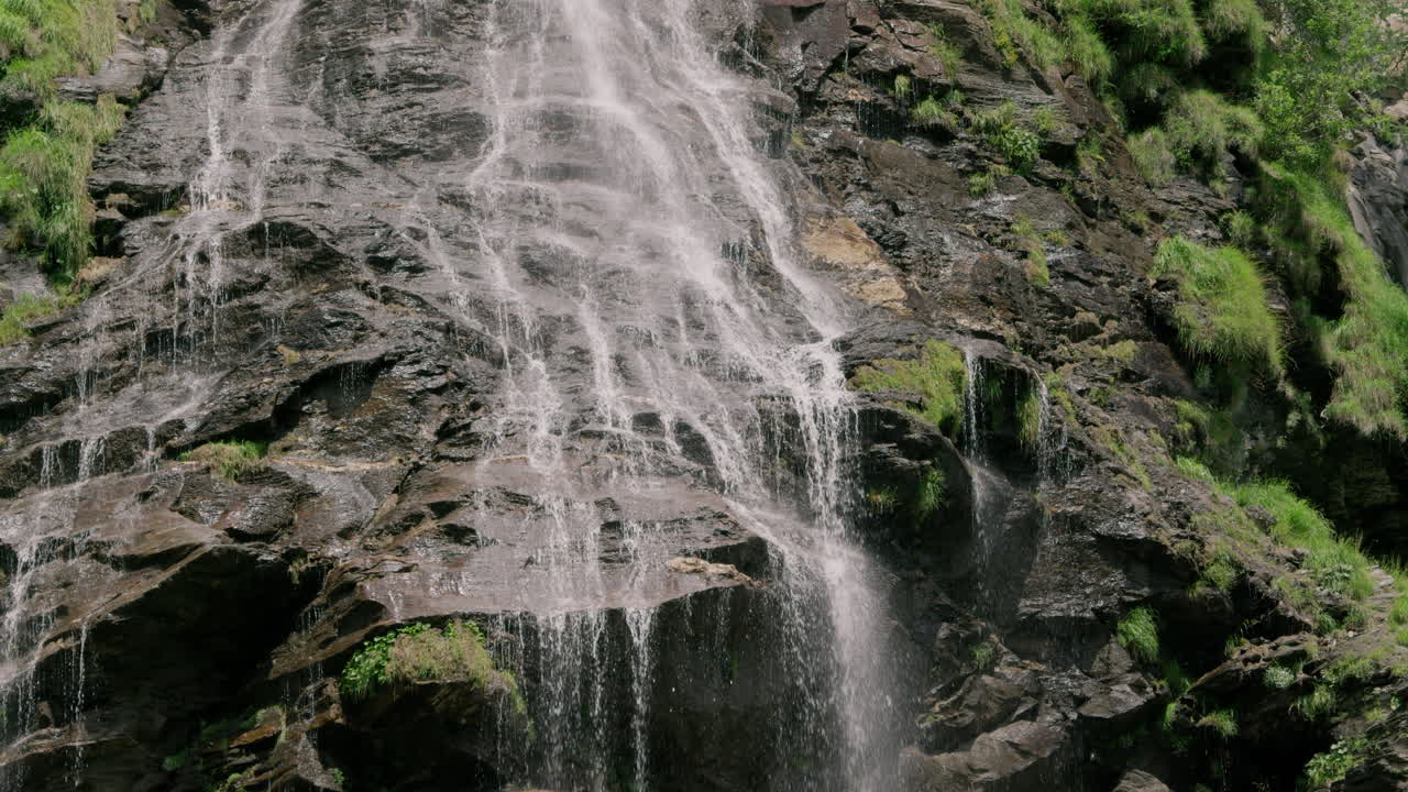 cámara lenta de un hermoso río que corre por una roca de montaña