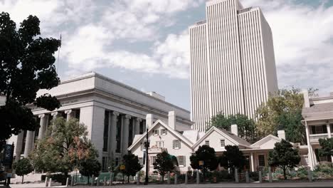 Gebäude-Neben-Der-Kirche-Jesu-Christi-Der-Heiligen-Der-Letzten-Tage-In-Salt-Lake-City,-Utah,-Vereinigte-Staaten