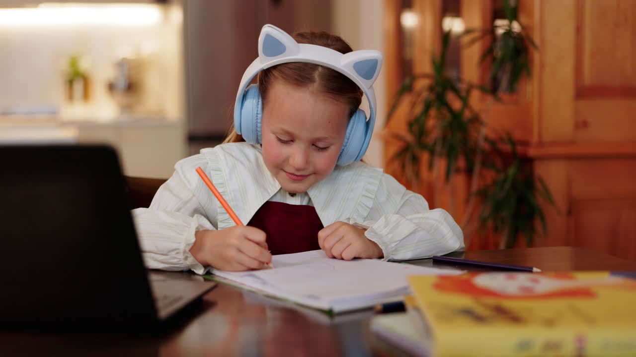 chica haciendo la tarea con auriculares