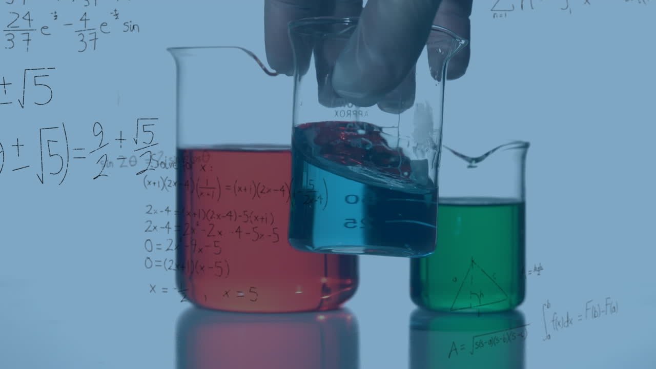 animación de fórmulas matemáticas sobre el científico en el laboratorio