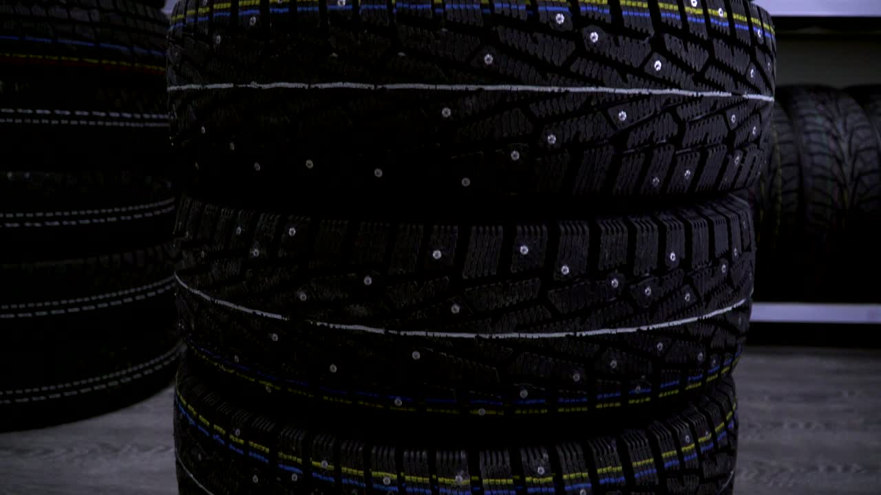 neumático de invierno en el fondo de bastidores con neumáticos.
