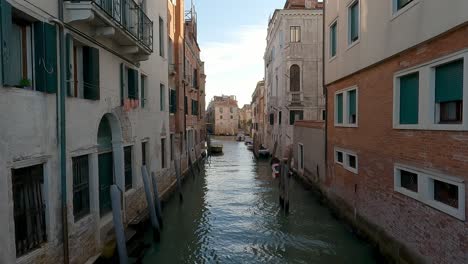 tranquila tarde de verano en un viejo canal vacío