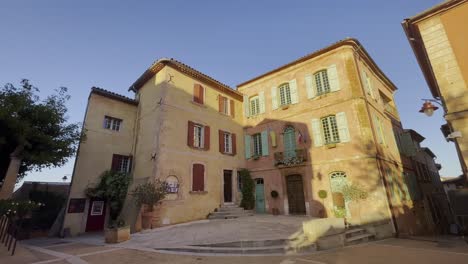 bella vecchia casa in francia al sole della sera con belle vecchie finestre in un villaggio storico