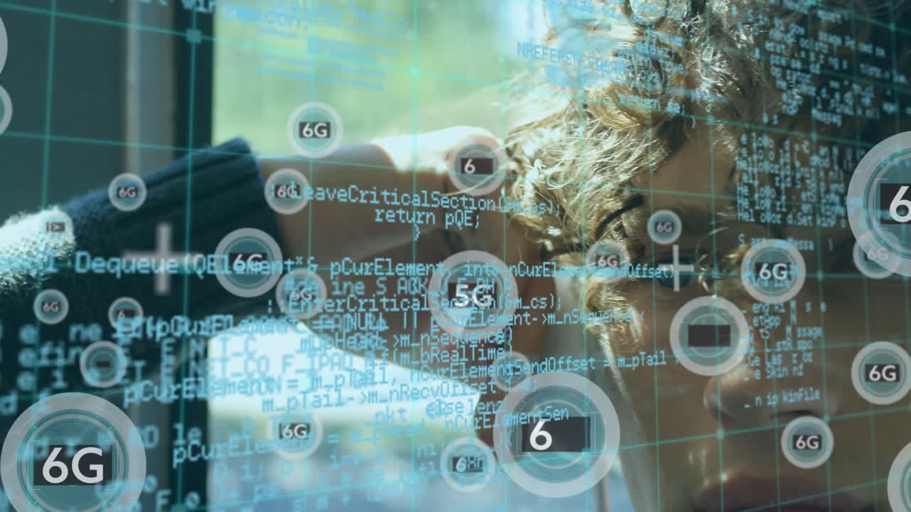 анимация обработки данных с сетью икон над кавказским человеком с наушниками