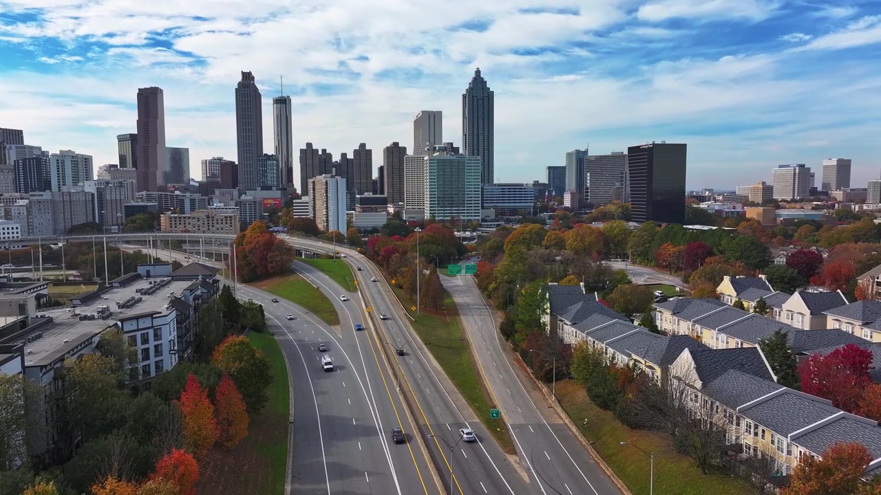 Skyline e grattacieli del centro di Atlanta Peachtree Center, appartamenti di lusso in autunno sotto un cielo azzurro e limpido, Georgia. Ripresa con drone.
