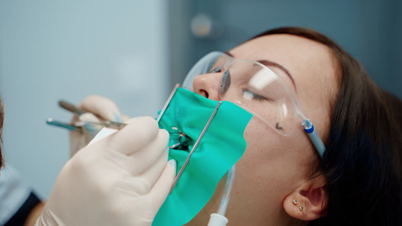 Joven en la consulta del dentista. Primer plano de procedimiento dental médico de dientes.
