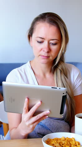mujer usando tableta digital mientras el hombre usa teléfono móvil