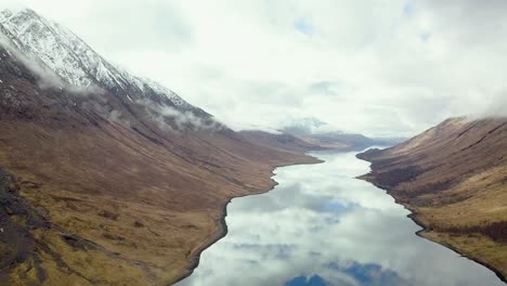 Barranco-De-Glen-Etive-Con-Montañas-Nevadas-Durante-El-Día-Nublado