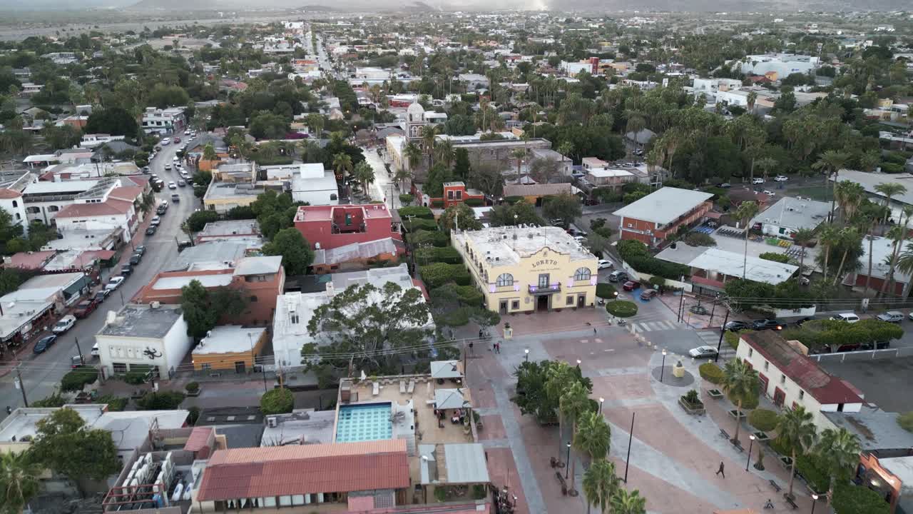 un avión no tripulado vuela sobre la antigua ciudad colonial de loreto en baja california sur, méxico.
