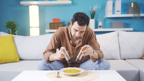 Der-Mann,-Der-Sein-Essen-Würzt.